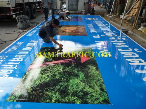 Overhead Sign : Attaching Tourist Attraction Sign to the Frame, in order to putting it together with the entwined iron frame 