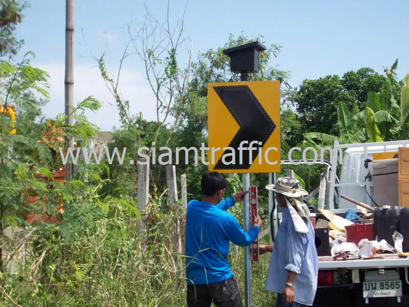 ไฟกระพริบเตือน และป้ายเชฟรอนแบบมีไฟกระพริบ อบต.บางแก้ว