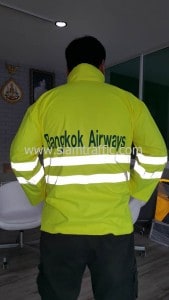 เสื้อกันฝนสีเขียวตองอ่อน บริษัท การบินกรุงเทพ จำกัด (มหาชน)