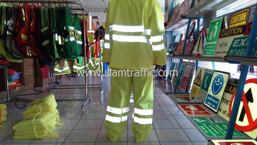 เสื้อกันฝนสีเขียวตองอ่อน เย็บแถบสะท้อนแสงสีขาว 3M 7160