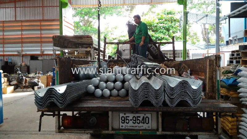 Guard rails ขึ้นรถบรรทุกเพื่อส่งลูกค้า 2 เจ้าที่บริษัทขนส่ง