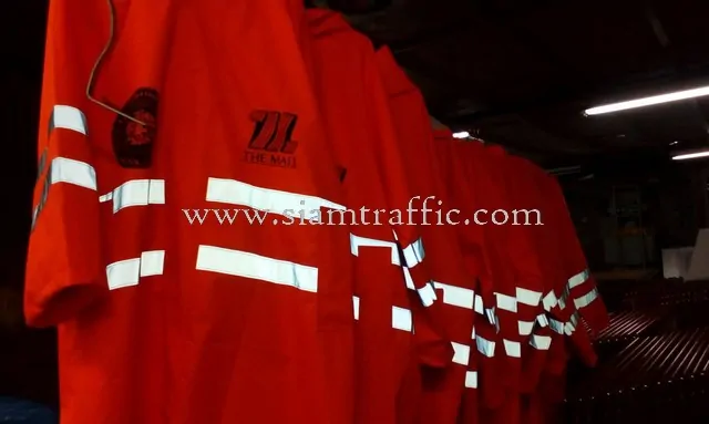 เสื้อกันฝนจราจรสกรีนข้อความ THE MALL และ สภ. เมืองนครราชสีมา