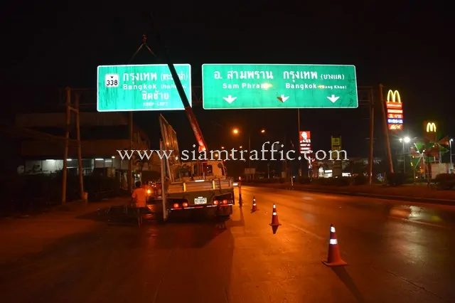 Highway signs Nakhorn Chai Si to Phra Prathon to Sa Kathiam Nakhorn Pathom Highway