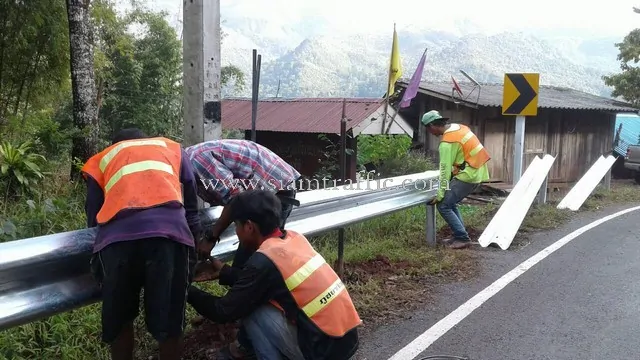Hot dipped galvanized road guard rails Lak Lai to Ban Wen Nan Province