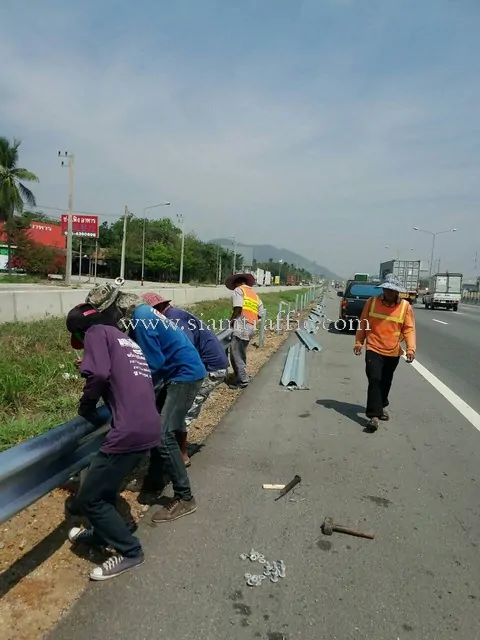 W BEAM GUARD RAIL ทางหลวงพิเศษหมายเลข 7 ปริมาณงาน 6,240 เมตร