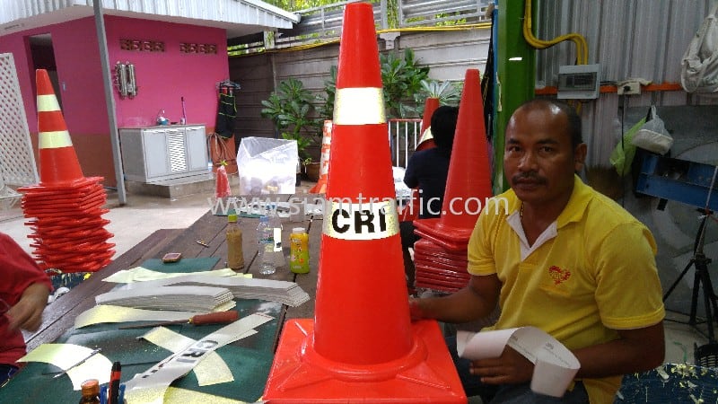 กรวยสีส้มสูง 80 ซม. ติดสติ๊กเกอร์สะท้อนแสง CRI จำนวน 30 ใบ