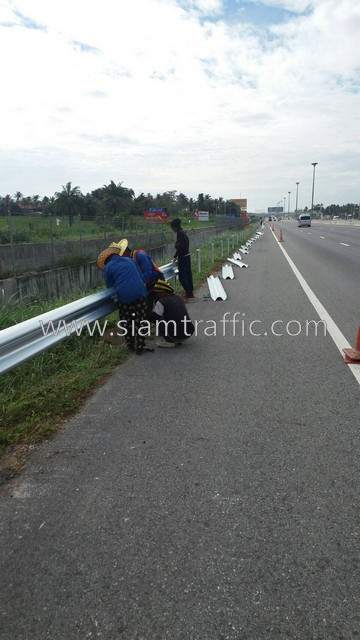 การ์ดเรล ทางหลวงพิเศษหมายเลข 7 ตอน หนองขาม-พัทยา ปริมาณงาน 2,832 เมตร