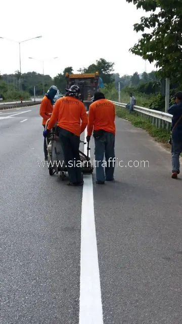 ตีเส้นจราจรด้วยสีเทอร์โมพลาสติก ในเส้นทางหนองน้ำเขียว – ปางเคาะ