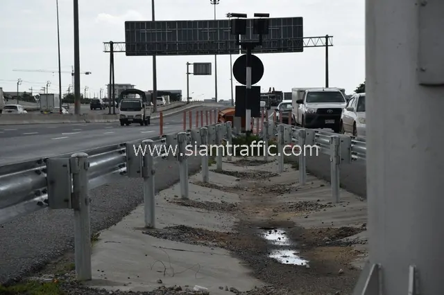 Roadside guardrail Highway No.9 Bangpa In - Klong Phraya Suren Phra Pradaeng