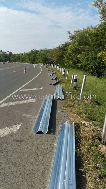Safety guard rails Nam Rot to Pho Ta Hin Chang Chumphon Highway