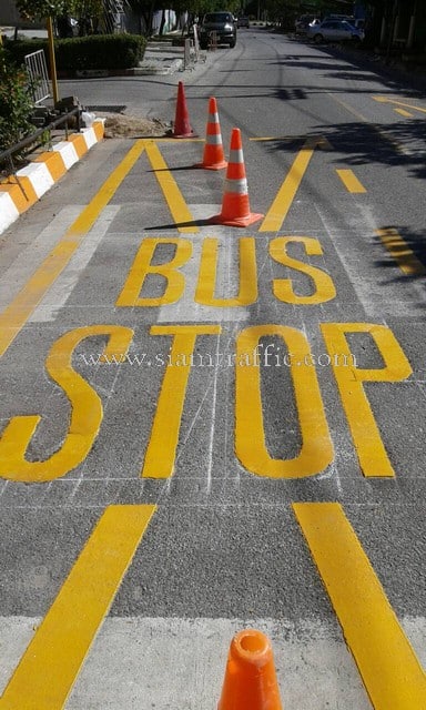 รับเหมาตีเส้นจราจร ตีเส้นข้อความ “BUS STOP” มหาวิทยาลัยบูรพา