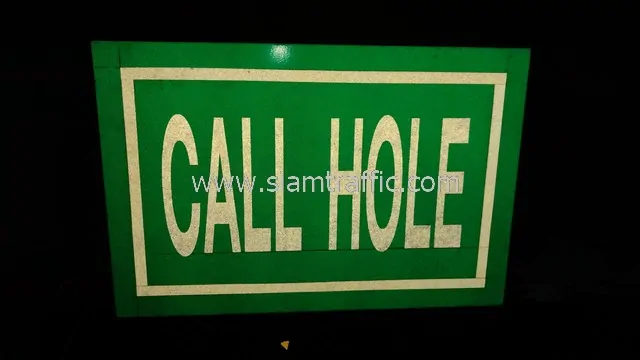 ป้ายสัญลักษณ์ พร้อมข้อความ CALL HOLE, NO SHIPPING และ DROP AREA