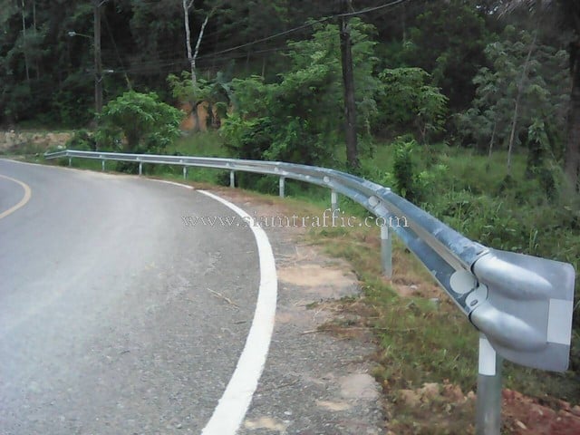 guard rail กรมทางหลวง แขวงทางหลวงระนอง บนทางหลวงหมายเลข 4