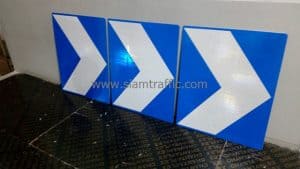 ป้ายเชฟรอน ขนาด 60 x 75 ซม. พื้นป้ายสีน้ำเงิน สัญลักษณ์สีขาว