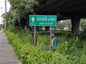 ป้ายบอกทาง ครัวตำหนักใต้-แสงจันทร์ ติดตั้งแยกลาดพร้าว-เกษตรตัดใหม่