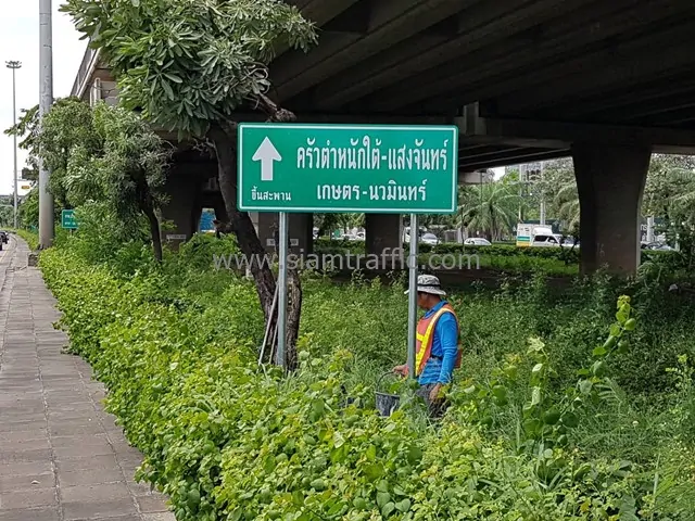 [:th]ป้ายบอกทาง ครัวตำหนักใต้-แสงจันทร์ ติดตั้งแยกลาดพร้าว-เกษตรตัดใหม่[:en]Dhamnaktai-Saengjan signs at Ladprao-Kaset nawamin Intersection[:]