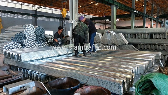 [:th]ราวเหล็กกั้นถนน ความยาวรวม 432 เมตร ที่แขวงทางหลวงชนบทพะเยา[:en]Guardrail at Phayao Rural Road District[:]