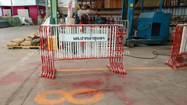 [:th]แผงกั้น ขาว-แดง ยาว 1.5 ม. เทศบาลตำบลปากน้ำชุมพร จำนวน 20 แผง[:en]Pak Nam Chumphon Municipality traffic barrier [:]