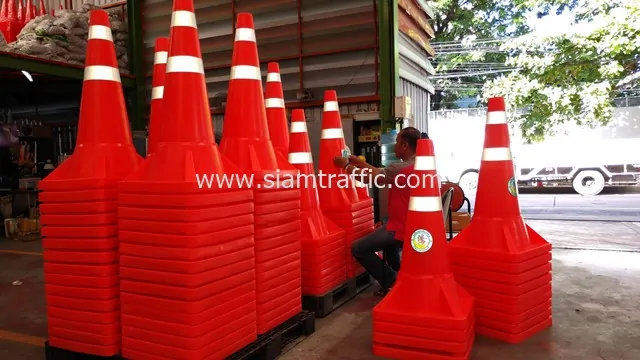 [:th]กรวยจราจรสะท้อนแสง สูง 1 เมตร โลโก้เทศบาลเมืองพัทยา จ.ชลบุรี[:en]Pattaya City Chonburi Province traffic cones[:]