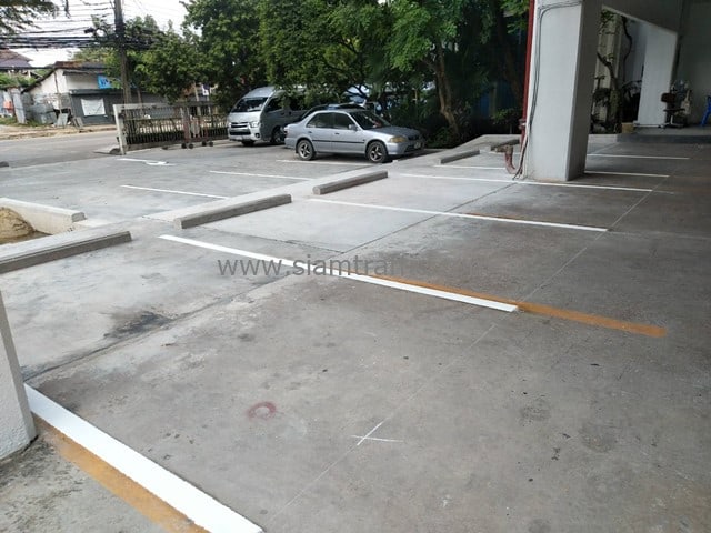 [:th]ตีเส้นลานจอดรถ หน่วยงาน สถาบันวิจัยเพื่อการพัฒนาประเทศไทย (TDRI)[:en]White line road markings at TDRI: Thailand Development Research Institute Ramkhamhaeng Soi 39[:]