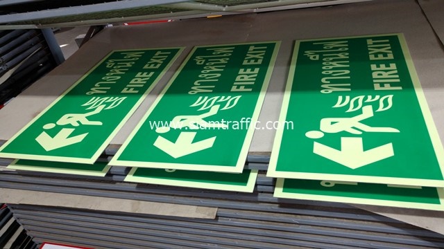 ป้ายทางหนีไฟ FIRE EXIT และป้ายทางออก EXIT ติดสติกเกอร์เรืองแสง