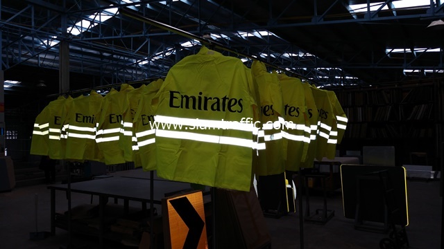 เสื้อกันฝนสีเขียวตองอ่อนแบบเสื้อ-กางเกง สกรีนข้อความ Emirates