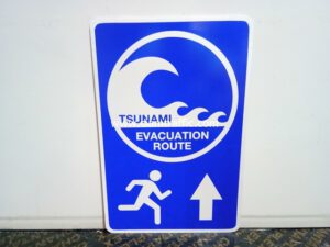 ป้ายสัญลักษณ์ และข้อความ TSUNAMI EVACUATION ROUTE จำนวน 2 แผ่น