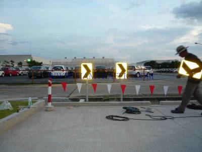 Installation of Chevron sign at Honda Rojana