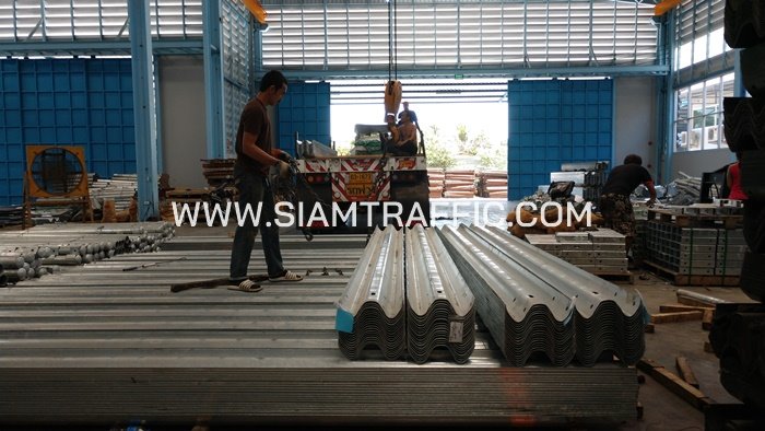 Guard rail ติดตั้งบนทางหลวงหมายเลข 4 ตอน เสียบญวน - กระบุรี