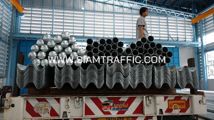 ราวกันอันตราย ติดตั้งที่ทางหลวงหมายเลข 1 ปริมาณงาน 2,612 เมตร