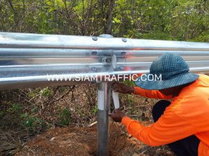 การติดตั้งราวกันอันตราย ทางหลวงหมายเลข 242 หนองบัว–ท่าบ่อ