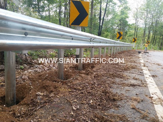 การ์ดเรล (Guardrail) บนทางหลวงหมายเลข 1217 ปากห้วยอ้อย-วังปึ้ง