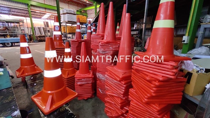 กรวยจราจร 80 ซม. ขนาดฐาน 45x45 ซม. คาดแถบสะท้อนแสงสีขาว 2 แถบ