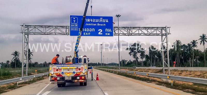 งานติดตั้งป้ายโอเวอร์เฮด (Overhead signs)