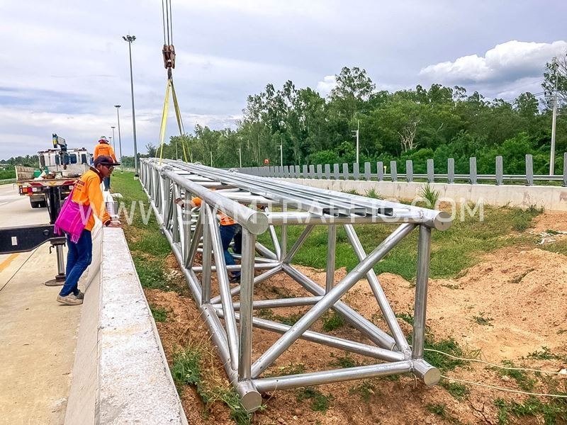 งานติดตั้งป้ายจราจรแบบแขวนสูง (Overhead signs) ทางหลวงพิเศษ