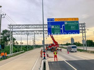งานติดตั้งป้ายโอเวอร์เฮด (Overhead signs) ทางหลวงพิเศษหมายเลข 7 ตอน พัทยา - มาบตาพุต