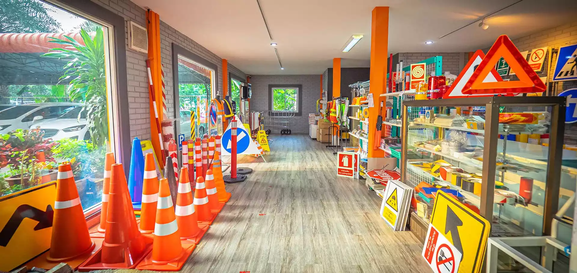 จำหน่ายอุปกรณ์จราจร กรวยจราจร แผงกั้นจราจร สีตีเส้นจราจร การ์ดเรล ฯลฯ