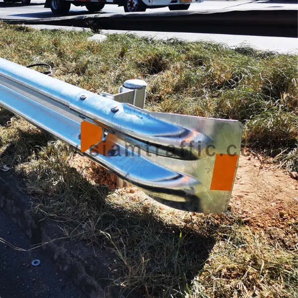 แผ่นสะท้อนแสงติดแผ่นปลายการ์ดเรล/เสาการ์ดเรล​