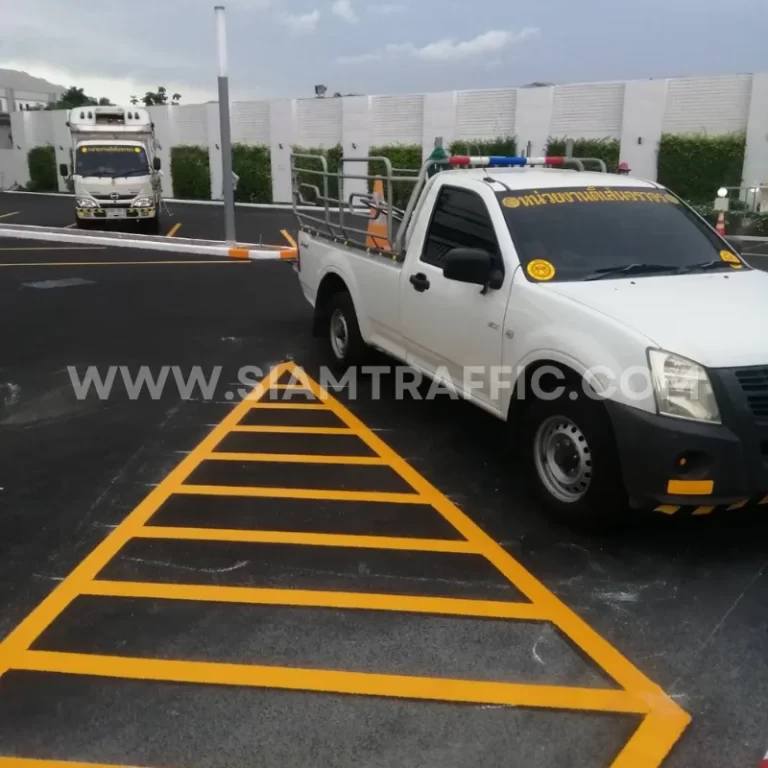 งานตีเส้นจราจร ด้วยสีเทอร์โมพลาสติกสีเหลือง